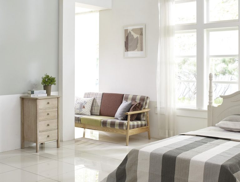 Habitaciones modernas pequeñas en vivienda prefabricada