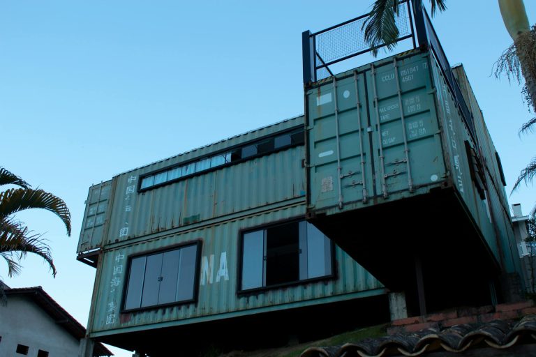 Casa container moderna instalada en parcela amplia